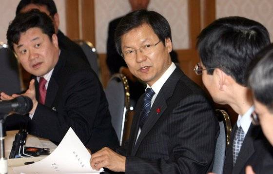 천정배 전 의원은 역대 법무부장관 중 최초로 수사지휘권을 발동했다. 중앙포토