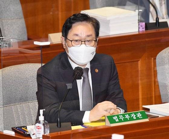 추미애 의원에 이어 박범계 의원 역시 법무부장관 시절 수사지휘권을 발동했다. 연합뉴스