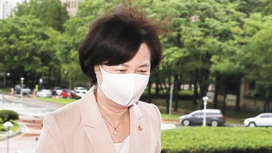 추미애 전 법무부장관은 2020년 10월 도이치모터스 주가조작 사건에 대한 검찰총장의 수사지휘 권한을 배제하는 수사지휘권을 발동했다. 이 명령의 효력은 4년이 지난 아직도 유효해 심우정 검찰총장 역시 사건 관련 보고를 받지 못한다. 중앙포토