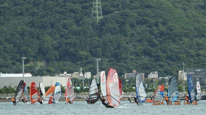 5일 오후 태화강 하구에서 전국 윈드서핑 대회가 열렸다. 전국에서 온 윈드서핑 동호회 선수들이 물살을 가르고 있다. 박두섭 사진작가 제공