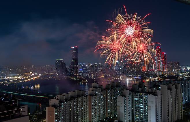 지난 5일 오후 서울 여의도 한강공원에서 열린 ‘2024 서울세계불꽃축제’에서 불꽃이 가을밤을 수놓고 있다. 연합뉴스