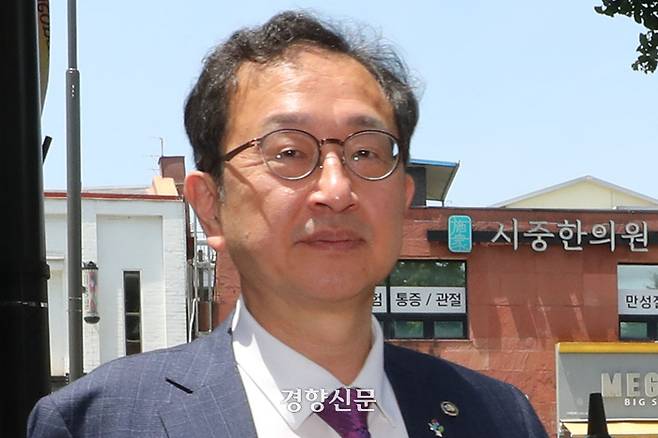 정승윤 국민권익위원회 부위원장 겸 사무처장이 지난 6월12일 서울 종로구 한 식당에서 오찬 백브리핑을 하기 위해 들어가는 모습. 한수빈 기자