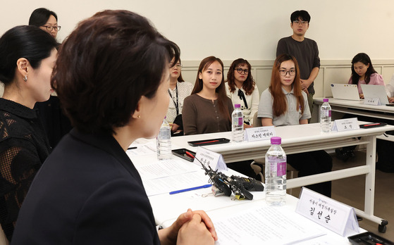 Filipino caregivers listen to remarks from Kim Sun-soon, head of Seoul Metropolitan Government's women and family office at a discussion held on Sept. 24 in Seoul. [NEWS1]