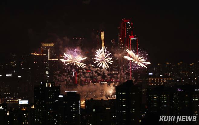 올해로 20회째를 맞는 '2024 서울세계불꽃축제'가 5일 오후 서울 여의도 한강공원에서 열렸다. 이날 주최 측 추산 107만여명의 관람객이 한강 일대에서 축제를 즐겼다.