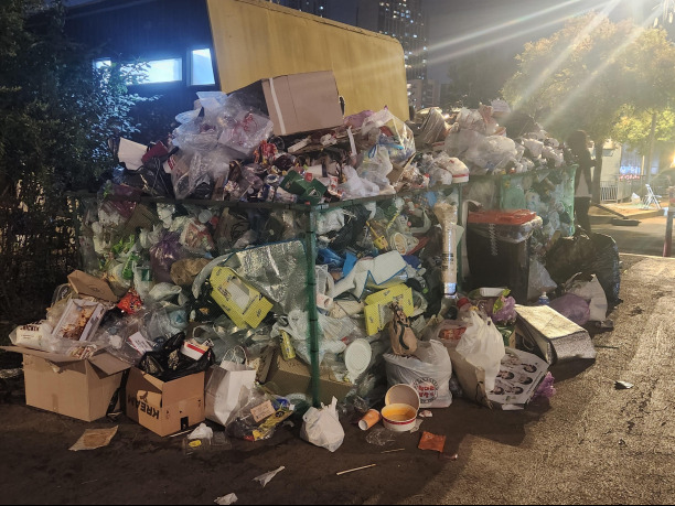 불꽃축제가 끝난 뒤 남아있는 각종 쓰레기들의 모습.  연합뉴스 제공