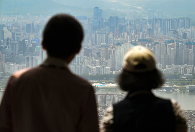 서울 용산구 남산서울타어에서 서울 시내 아파트를 내려다보는 모습.  윤웅 기자