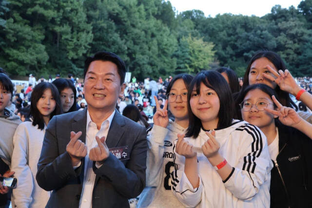 주말인 지난 5일 분당중앙공원에서 열린 ‘성남페스티벌’에 참석한 안철수 의원이 주민들과 사진을 찍고 있다. 안철수 페이스북 캡처