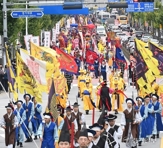 ‘2024 정조대왕 능행차 공동재현’ 행사가 열린 6일 화성시 동탄센트럴파크에서 출발한 능행차 행렬이 병점중심상가를 지나 정조효공원으로 향하고 있다. 조주현기자