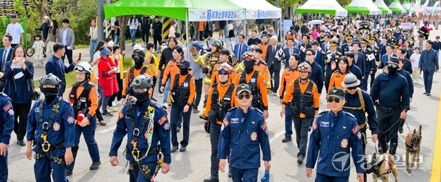 ‘제1회 국민과 함께 119 메모리얼데이’가 열린 5일 평택시 포승읍 소방관 이병곤길 일원에서 소방대원들과 시민들이 추모기념 퍼레이드를 벌이고 있다. 이번 행사는 559명의 순직 소방관을 기억하고 일상 속 추모 문화를 조성하기 위해 마련됐다. 윤원규기자