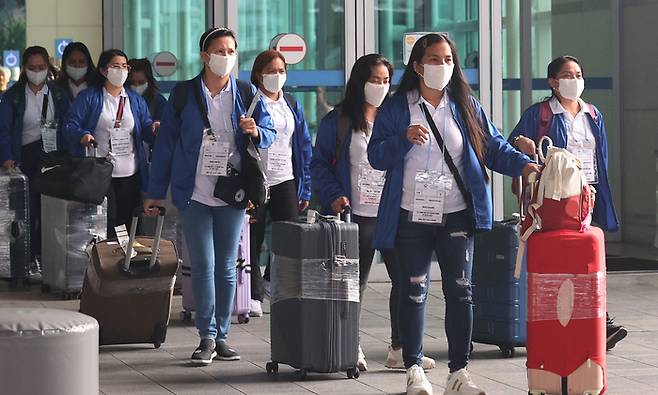 외국인 가사관리사 시범사업에 참여할 필리핀 노동자들이 6일 인천국제공항을 통해 입국한 후 버스로 이동하고 있다. [사진출처 = 연합뉴스]