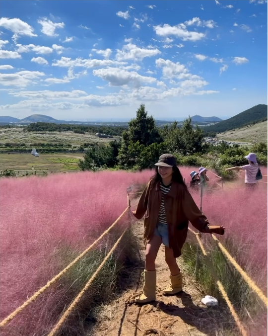 진재영은 제주도의 대표적 명소인 새별오름에서 아름답게 핀 분홍빛 핑크뮬리와 함께 여유로운 시간을 보내고 있다.사진=진재영 SNS