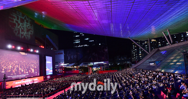 2일 부산 영화의 전당 야외극장에서 진행된 '제29회 부산국제영화제' 개막식에서 MC 안재홍과 박보영이 진행을 하고 있다. / 곽경훈 기자