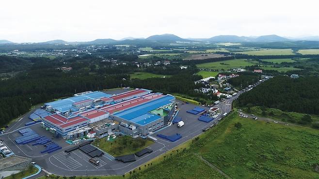 제주시 조천읍 교래리의 제주삼다수 스마트팩토리. [제주개발공사 제공]