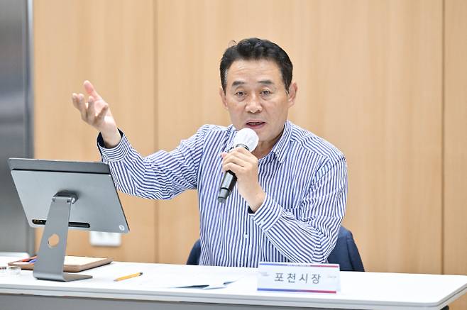 백영현 시장이 지난달 27일 시청 대회의실에서 열린 '2025년도 주요업무보고회'에서 올해 성과 및 내년 주요사업의 추진 방향에 대해 논의하고 있다. 포천시 제공