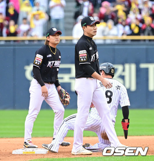 [OSEN=잠실, 최규한 기자] 6일 서울 잠실야구장에서 ‘2024 신한 SOL뱅크 KBO 포스트시즌’ 준플레이오프 2차전 LG 트윈스와 KT 위즈의 경기가 열렸다.LG는 임찬규, KT는 엄상백을 선발 투수로 내세웠다.3회말 무사 1, 2루 상황 LG 홍창기 타석 때 1루 주자 문성주와 2루 주자 박해민이 더블 스틸에 성공하고 있다. 2024.10.06 / dreamer@osen.co.kr