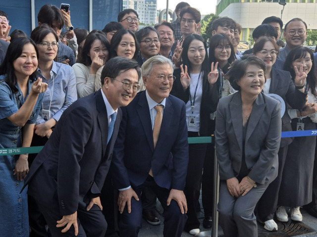 ▲문재인 전 대통령과 부인 김정숙 여사가 4일 오후 경기도청을 방문, 김동연 경기지사와 함께 기념 촬영을 하고 있다. ⓒ연합뉴스