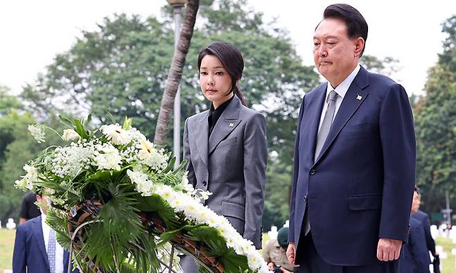 필리핀을 국빈 방문한 윤석열 대통령과 부인 김건희 여사가 6일(현지시각) 마닐라 영웅묘지 한국전 참전 기념비를 찾아 헌화하고 있다. 뉴시스