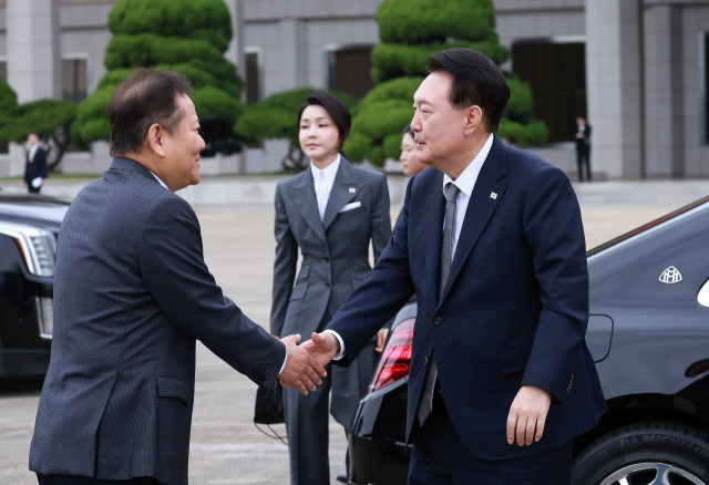 윤석열 대통령이 6일 성남 서울공항에서 필리핀, 싱가포르 국빈 방문 및 라오스 아세안 정상회의를 위해 출국하기 전 환송 나온 이상민 행정안전부 장관과 대화하고 있다. 연합뉴스