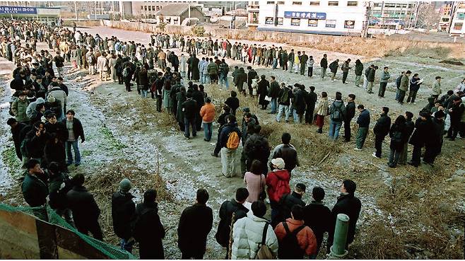 2001년 1월 6일 서울 중구 정동 국가고시응시접수처 앞 공터에서 사법시험 및 군법무관 임용시험 응시 희망자들이 원서를 내기 위해 길게 줄을 선 채 차례를 기다리고 있다. [동아DB]