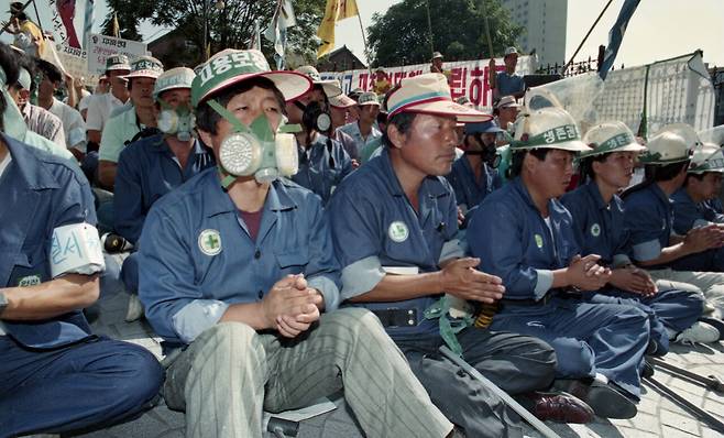 1993년 8월 원진레이온 전현직 노동자들이 서울 명동성당에서 ‘산재 직업병 추방 결의대회’를 열고 있다.ⓒ연합뉴스