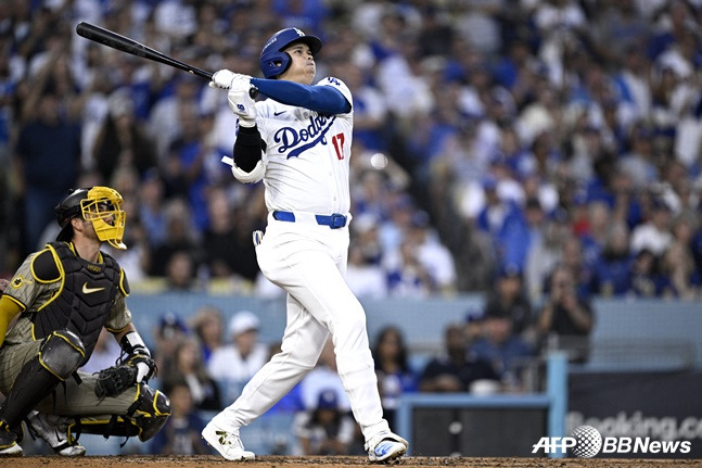 오타니 쇼헤이가 6일(한국시간) 샌디에이고와 2024 NLDS 1차전에서 2회 동점 3점 홈런을 터트리고 타구를 지켜보고 있다. /사진=LA 다저스 공식 SNS