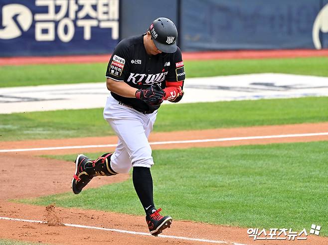 6일 오후 서울 송파구 잠실야구장에서 열린 '2024 신한 SOL Bank KBO 포스트시즌' KT 위즈와 LG 트윈스의 준플레이오프 2차전 경기, 2회초 2사 3루 KT 황재균이 1타점 적시타를 날린 후 박수를 치고 있다. 잠실, 김한준 기자