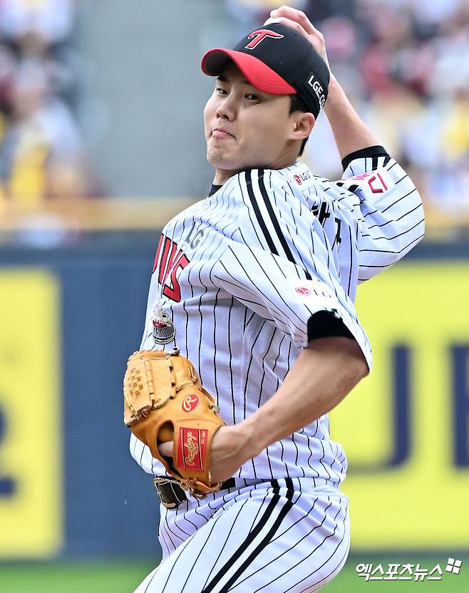 6일 오후 서울 송파구 잠실야구장에서 열린 '2024 신한 SOL Bank KBO 포스트시즌' KT 위즈와 LG 트윈스의 준플레이오프 2차전 경기, 1회초 LG 선발투수 임찬규가 공을 힘차게 던지고 있다. LG는 이날 특유의 발야구가 불을 뿜으면서 홈에서 KT를 7-2로 뒤집기 승리를 챙기고 시리즈 1승1패를 기록했다. 잠실, 김한준 기자