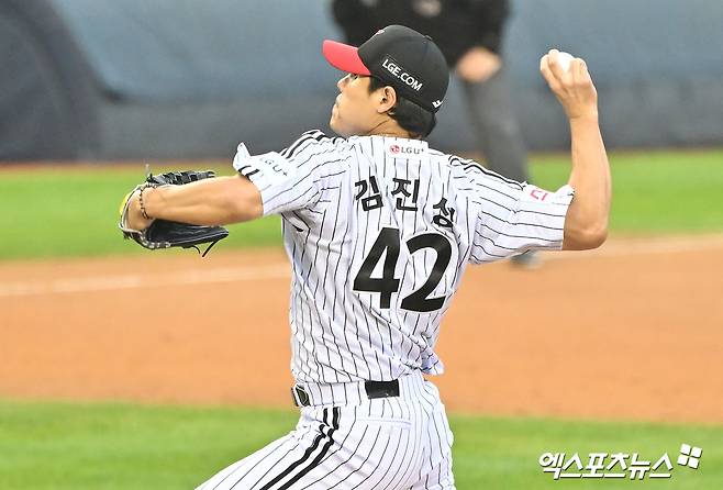 6일 오후 서울 송파구 잠실야구장에서 열린 '2024 신한 SOL Bank KBO 포스트시즌' KT 위즈와 LG 트윈스의 준플레이오프 2차전 경기, 8회초 LG 김진성이 공을 힘차게 던지고 있다. LG는 이날 특유의 발야구가 불을 뿜으면서 홈에서 KT를 7-2로 뒤집기 승리를 챙기고 시리즈 1승1패를 기록했다. 잠실, 김한준 기자