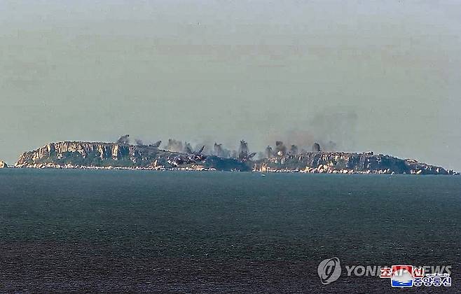 김정은, 포병학교 졸업생들 포실탄사격훈련 현지지도 (평양 조선중앙통신=연합뉴스) 김정은 북한 국무위원장이 한 달만에 포병학교를 다시 찾아 실탄사격훈련을 지도했다.김 위원장이 오진우 포병종합군관학교 제75기 졸업생들의 포실탄사격훈련을 현지지도했다고 조선중앙통신이 6일 보도했다. 2024.10.6 
    [국내에서만 사용가능. 재배포 금지. For Use Only in the Republic of Korea. No Redistribution] nkphoto@yna.co.kr