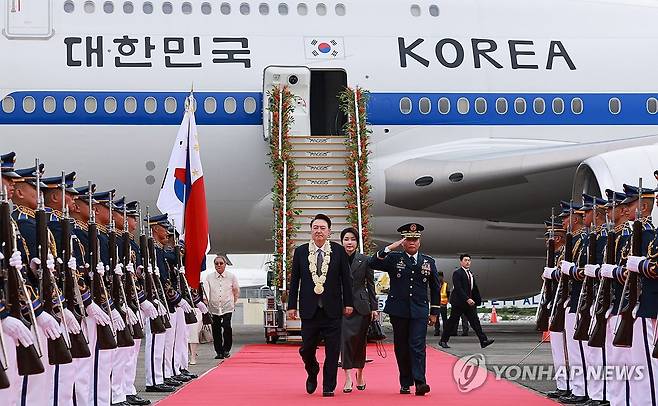 윤석열 대통령 부부, 필리핀 국빈 방문 공식 일정 시작 (마닐라=연합뉴스) 홍해인 기자 = 필리핀을 국빈 방문한 윤석열 대통령과 김건희 여사가 6일(현지시간) 필리핀 마닐라 니노이 아키노 국제공항에 도착, 의장대 사열을 받으며 공항을 나서고 있다. 2024.10.6 hihong@yna.co.kr