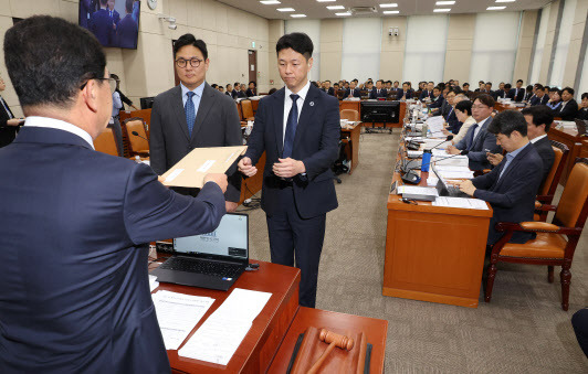 7일 오전 열린 국회 행정안전위원회의 행정안전부, 인사혁신처 등의 국정감사에서 더불어민주당 소속 신정훈 위원장이 대통령 관저 불법증축 및 구조공사와 관련한 증인인 김태영·이승만 21그램 대표를 출석시키기 위한 동행명령장을 발부하고 있다. (사진=연합뉴스)