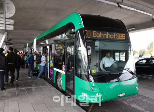 이장우 대전시장이 5일 스위스 바젤(현지시각)에서 신교통수단인 무궤도 트램을 시승하고 있다. (사진=대전시 제공)