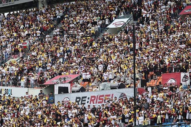 지난 6일 오후 2024 신한 SOL뱅크 KBO 포스트시즌 준플레이오프 2차전 kt wiz와 LG 트윈스의 경기가 열린 서울 잠실야구장에서 관중들이 응원을 하고있다. (사진=연합뉴스)