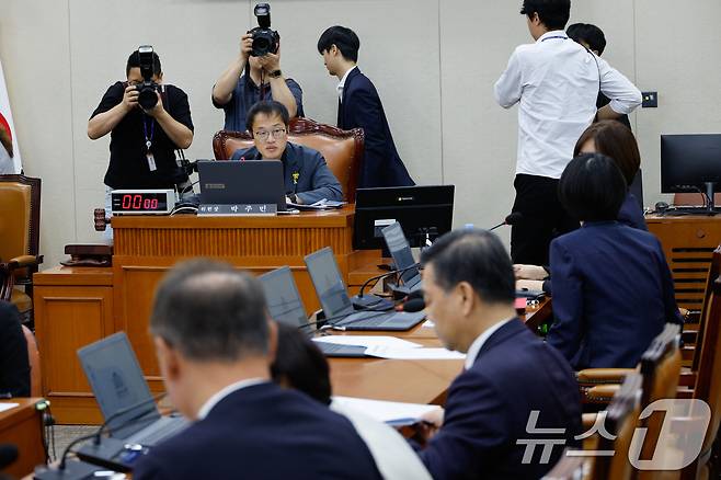 박주민 국회 보건복지위원회 위원장이 지난달 30일 오전 서울 여의도 국회에서 열린 제418회국회(정기회) 제2차 전체회의에서 2024년도 국정감사 증인·참고인 출석 요구의 건을 채택한 뒤 의사봉을 두드리고 있다. 2024.9.30/뉴스1 ⓒ News1 안은나 기자