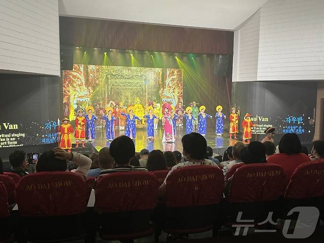 베트남 다낭에서 열리는 '아오자이 쇼'의 한 장면. ⓒ 뉴스1 김형준 기자