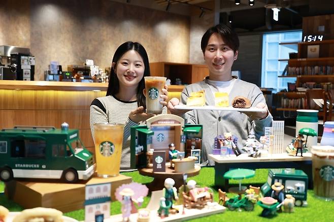 모델들이 스타벅스 플레이모빌 콜라보레이션 상품을 소개하는 모습(스타벅스코리아 제공).