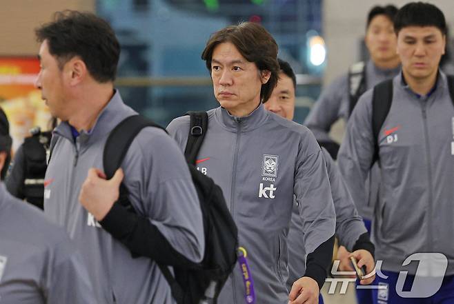 홍명보 대한민국 축구대표팀 감독이 6일 밤 인천국제공항 제1터미널을 통해 요르단으로 출국하고 있다. 대한민국 축구대표팀은 오는 10일 오후 11시(한국시간) 요르단과 2026 국제축구연맹(FIFA) 북중미 월드컵 아시아지역 3차 예선 3차전을 갖는다. 2024.10.6/뉴스1 ⓒ News1 장수영 기자