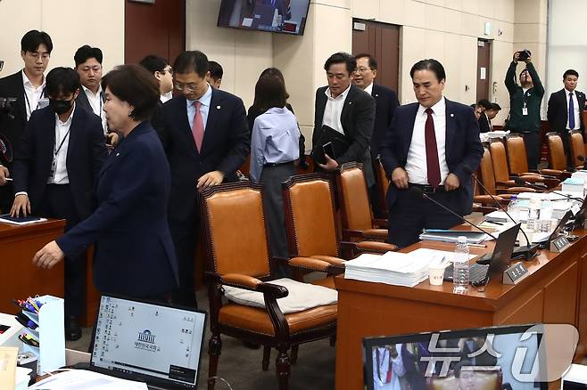 국회 행안위 소속 국민의힘 의원들이 7일 오전 서울 여의도 국회 행정안전위원회 전체회의장에서 열린 행정안전부 등에 대한 국정감사에서 신정훈 위원장이 불출석 사유서를 제출하지 않고 국감 출석을 회피한 '대통령 관저 증축'의혹 증인인 21그램 김태영, 이승만 대표에 대한 동행명령장을 발부하려하자 항의하며 국감장을 나가고 있다. 2024.10.7/뉴스1 ⓒ News1 이광호 기자