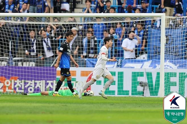 강원 양민혁이 6일 인천전에서 득점 후 환호하고 있다. 사진 | 한국프로축구연맹