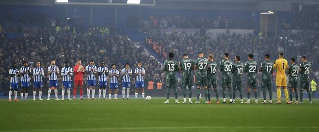 엔제 포스테코글루 감독이 이끄는 토트넘이 천당에서 지옥으로 추락했다. 2-0으로 앞서던 경기를 순식간에 2-3으로 뒤집히면서 굴욕적인 패배를 당했기 때문이다. 패배의 여파가 너무나 크다. 잉글랜드 프리미어리그(EPL) 순위도 중위권으로 밀려난 데다 특히나 이 패배로 인해 'EPL 역대 최초, 최악'이라는 불명예까지 뒤집어쓰고 말았다. TBR풋볼 기사캡쳐