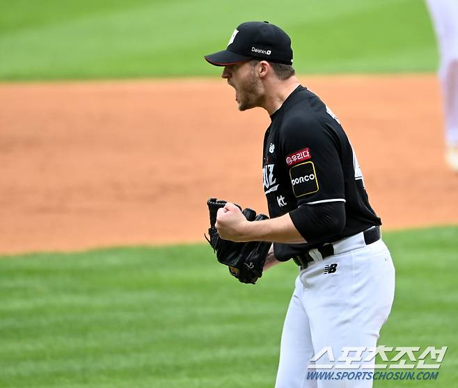 3일 잠실야구장에서 열린 KT와 두산의 와일드카드 2차전, 5회말 2사 2루 KT 벤자민이 두산 김기연의 땅볼타구를 직접 처리해 이닝을 끝낸 후 환호하고 있다. 잠실=허상욱 기자 wook@sportschosun.com/2024.10.03/