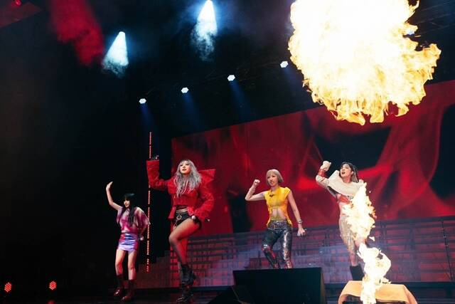 2NE1이 "제대로 놀아보자"고 말해 현장 분위기를 뜨겁게 달궜다. /YG엔터테인먼트