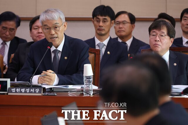 천대엽 법원행정처장(왼쪽)이 7일 서울 여의도 국회에서 열린 법제사법위원회의 대법원 등 7개 기관 국정감사에서 의원 질의에 답하고 있다. /뉴시스