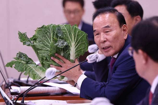 박덕흠 국민의힘 의원이 7일 오전 서울 여의도 국회에서 열린 농림축산식품해양수산위원회의 농림축산식품부에 대한 국정감사에 출석해 배추가격 관련 질의를 하고 있다. /뉴스1