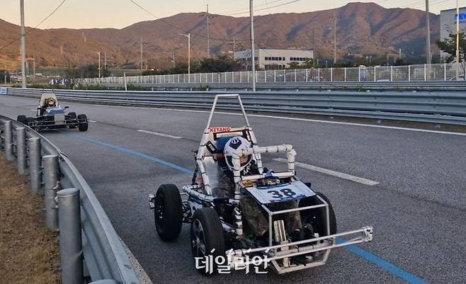 4일 진행되었던 EV 연비경진대회에서 참가자들이 경기장을 주행하는 모습.ⓒ한국에너지공단