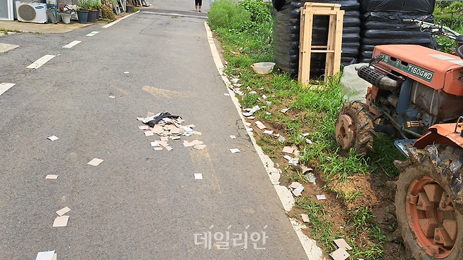 경기도 파주시 파주읍 소재 도로에 북한에서 부양한 대남 쓰레기 풍선 내용물이 떨어져 있다(자료사진). ⓒ합동참모본부