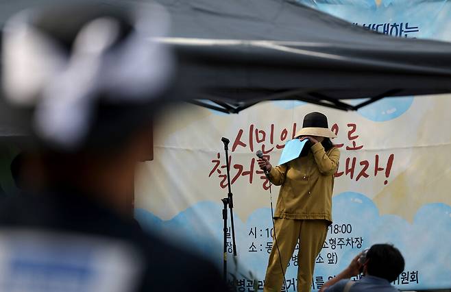 한 피해 여성이 증언을 하다 눈물을 흘리고 있다.