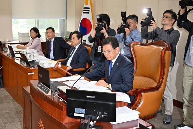 신정훈 위원장이 7일 국회에서 열린 국회 행정안전위원회의 행정안전부, 인사혁신처 등의 국정감사에서 의사봉을 두드리고 있다. 정다빈 기자