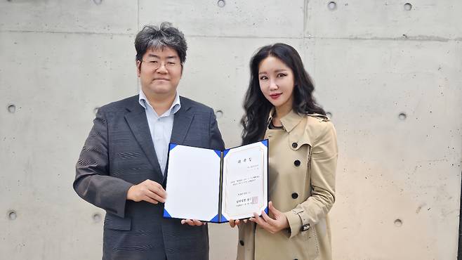 양태정(왼쪽부터) 법무법인 광야 대표변호사와 김소영 SY퍼스널브랜드 & SY아카데미 대표원장.&nbsp;