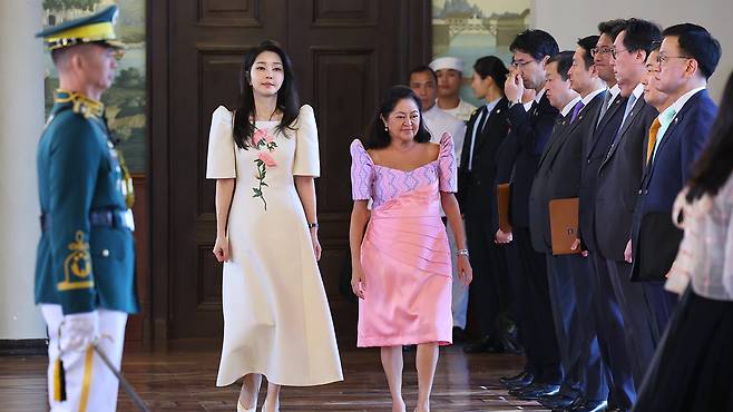 공식 환영식 입장하는 김건희 여사와 루이즈 아라네타 여사